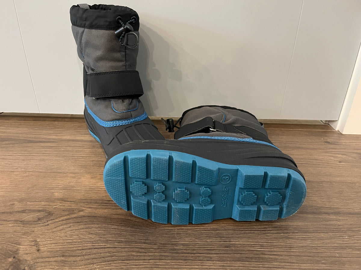 135 Boys cat and jack winter boots. LN youth size 3