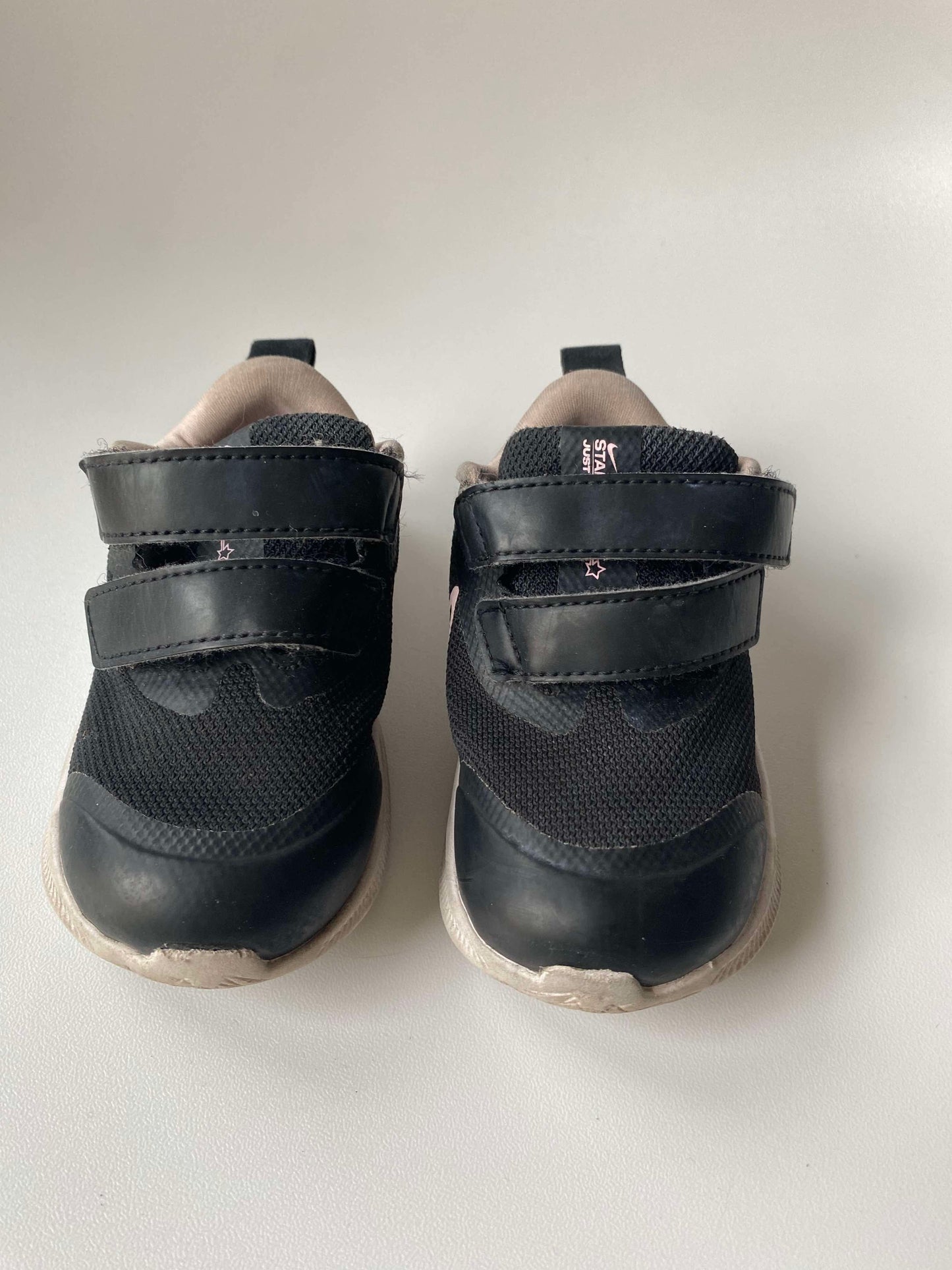 #117- Nike Black w/ pink swoop, Girls Size 5