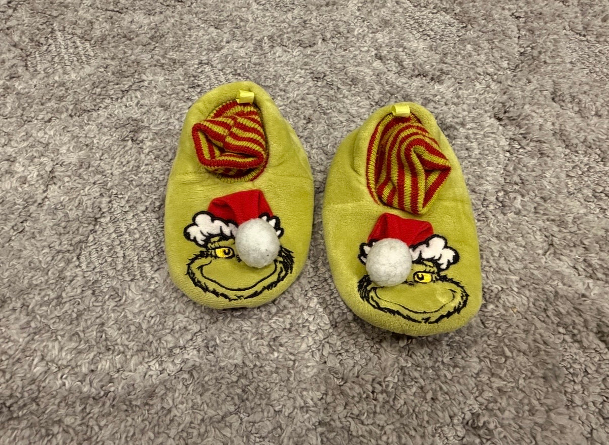 16 - Grinch Slippers - Little Kid 7/8