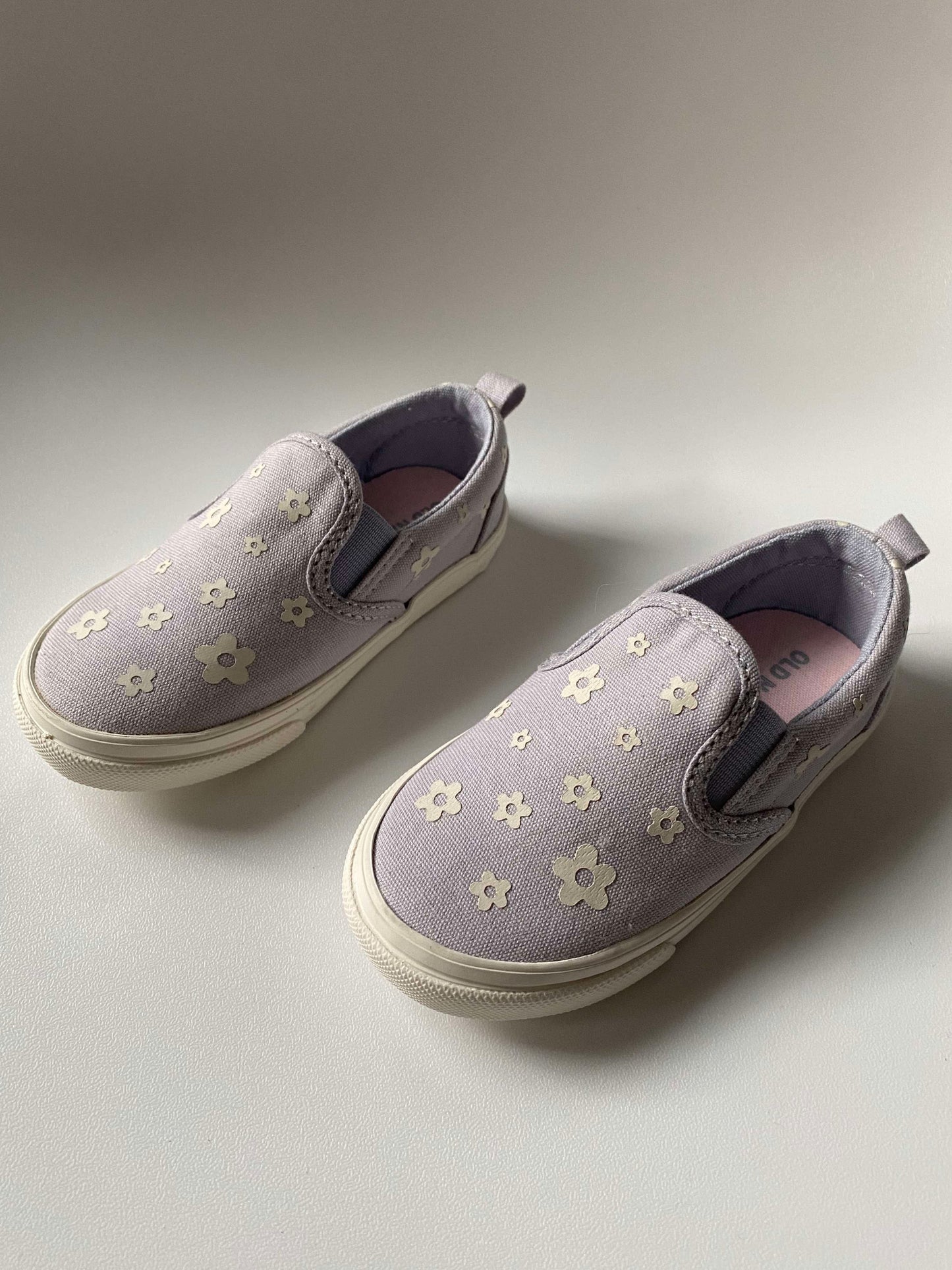 #117, Old Navy purple daisy shoes, Girls Size 6c