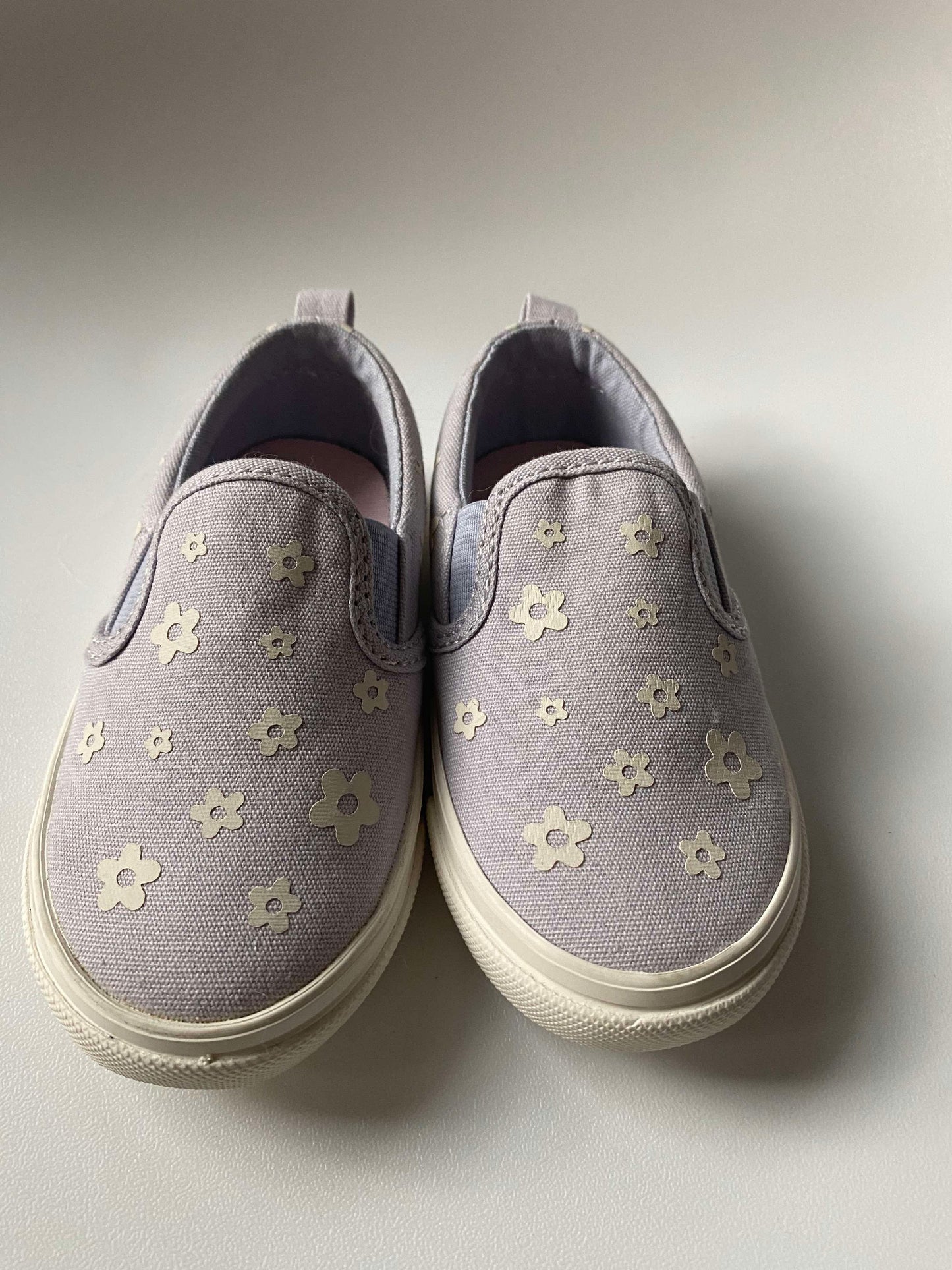 #117, Old Navy purple daisy shoes, Girls Size 6c