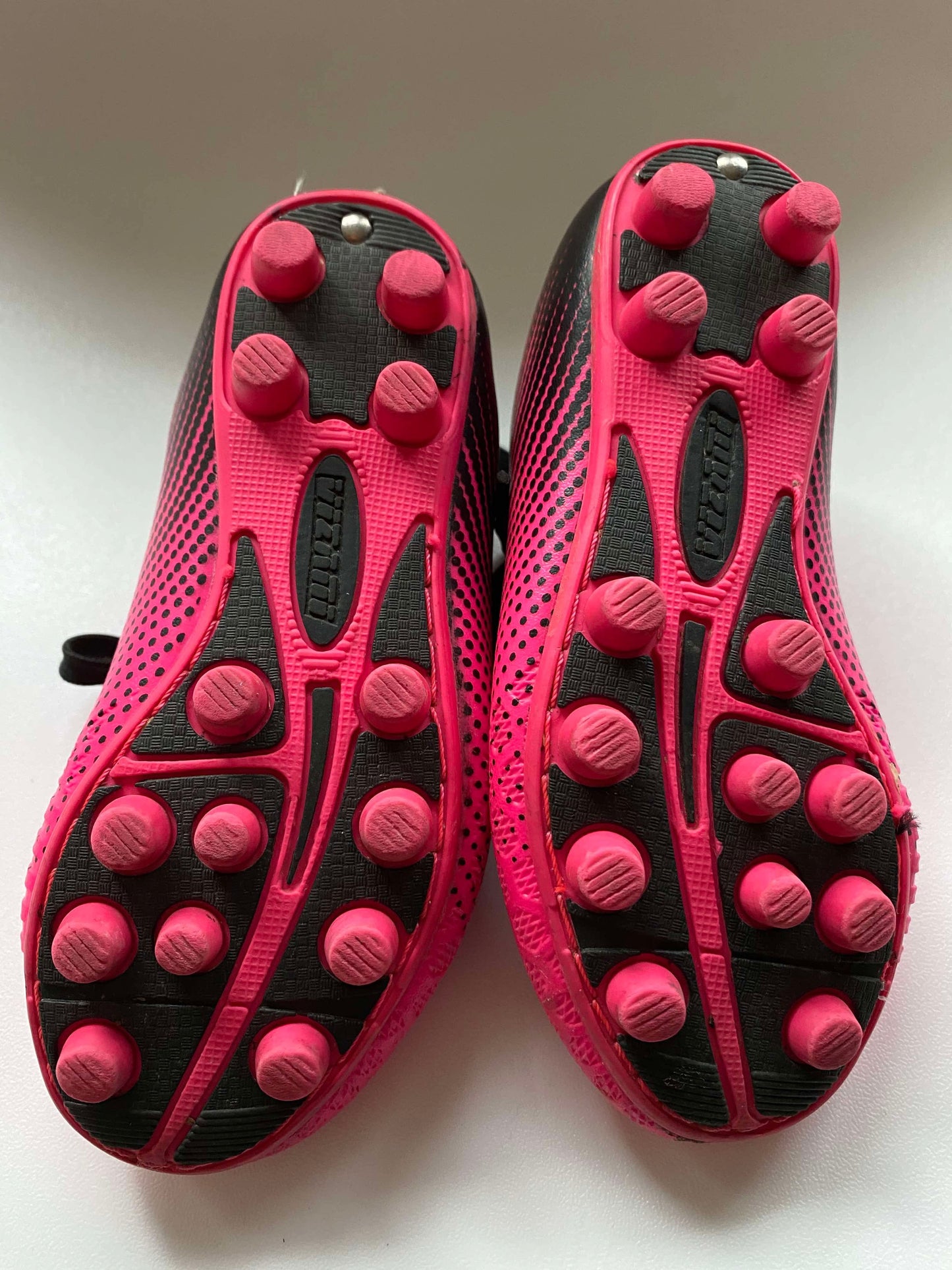 #117, Size 8.5c, Vizani hot pink soccer cleats, VGUC
