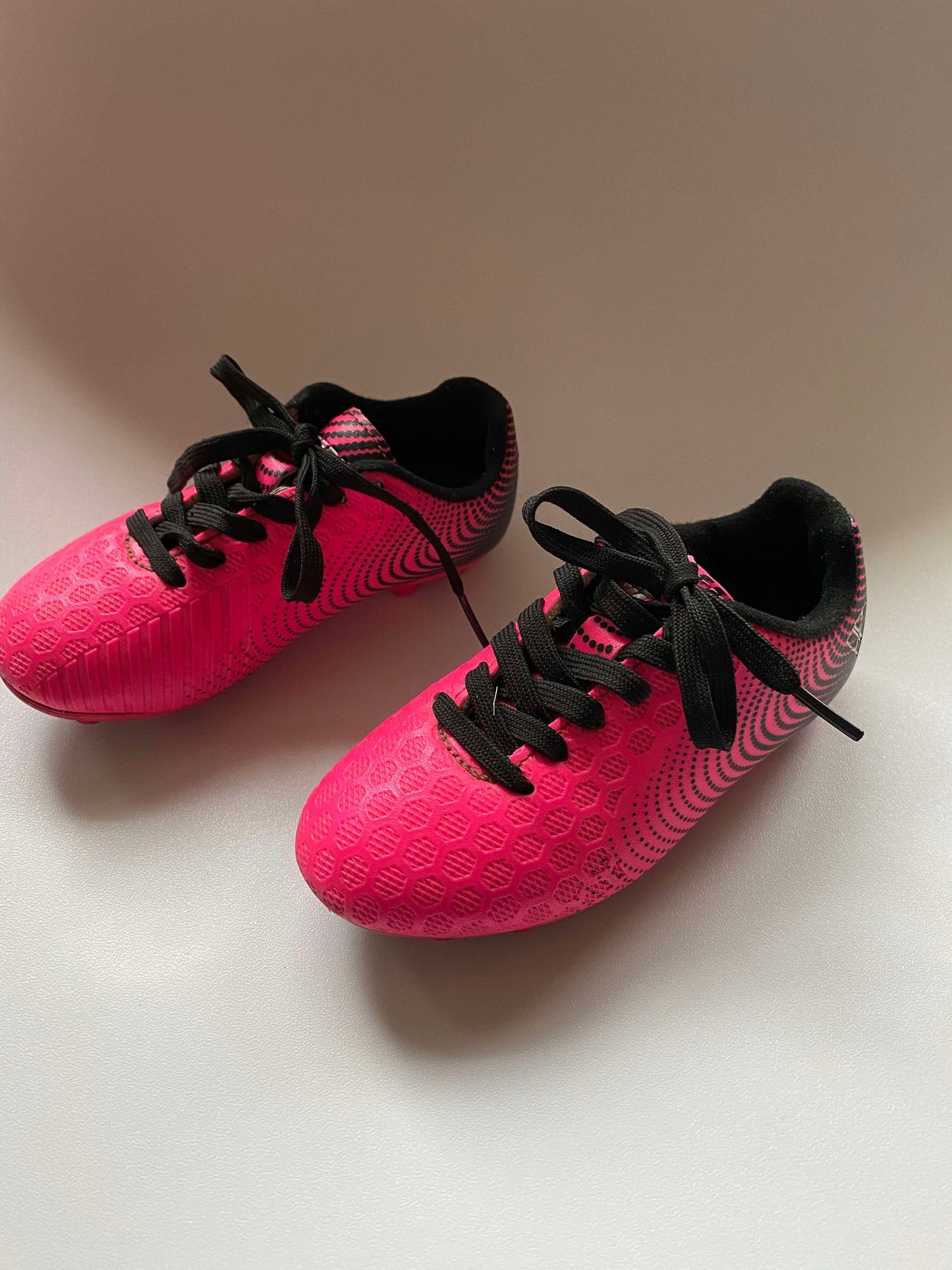 #117, Size 8.5c, Vizani hot pink soccer cleats, VGUC