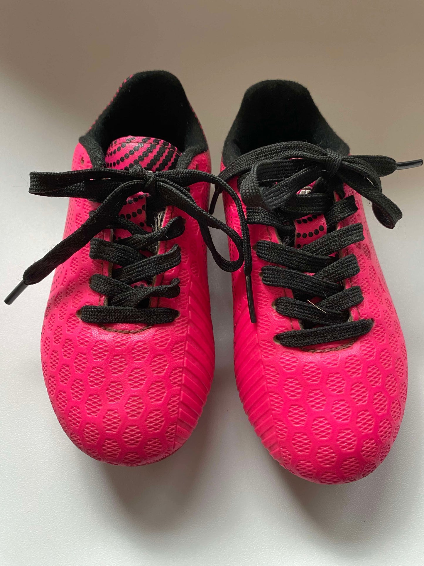 #117, Size 8.5c, Vizani hot pink soccer cleats, VGUC