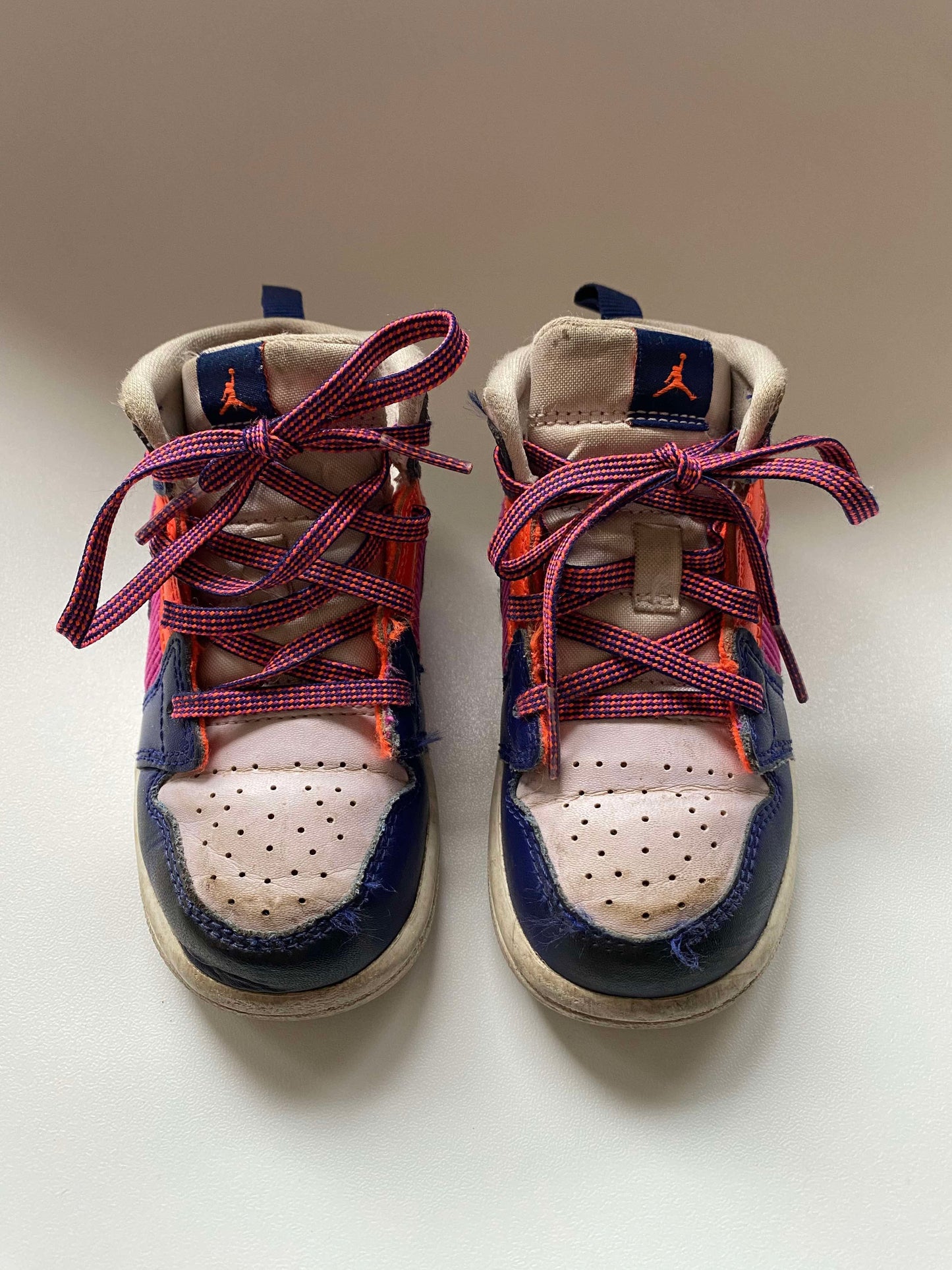 #117, Size 8c, Nike navy/hot pink air jordan gym shoes, GUC