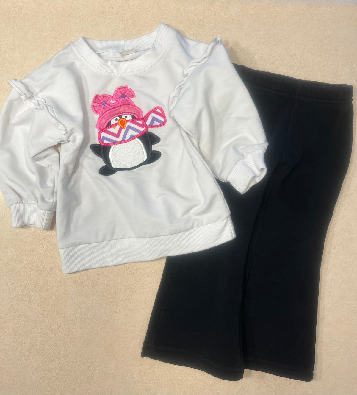 #200 Penguin Sweatshirt and Black Sweatpants Girls 18-24m