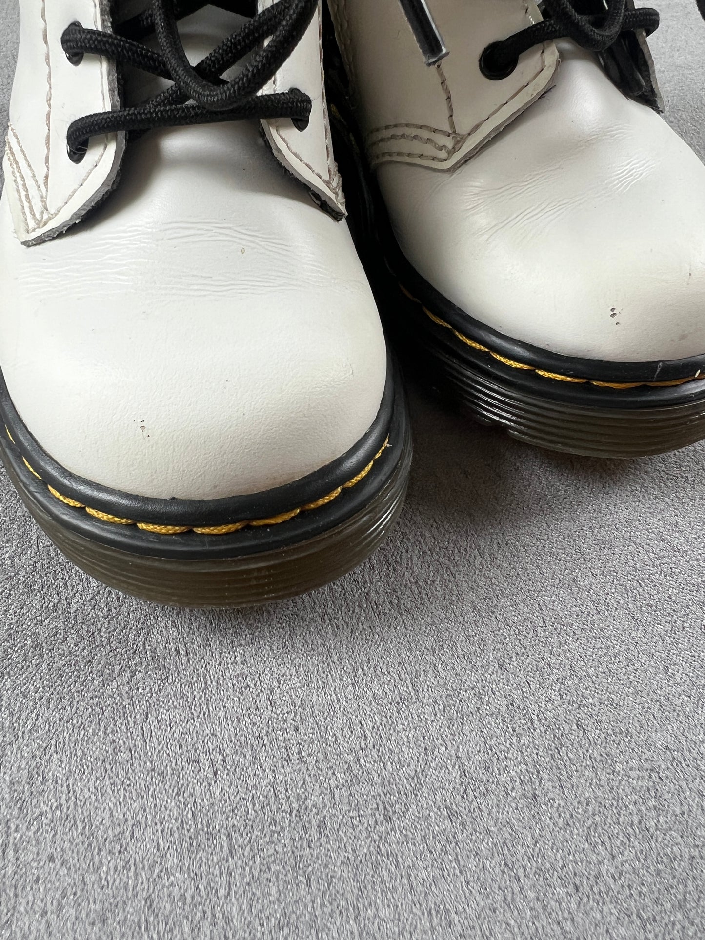 #154 Size 6C Dr. Martins White, VGUC