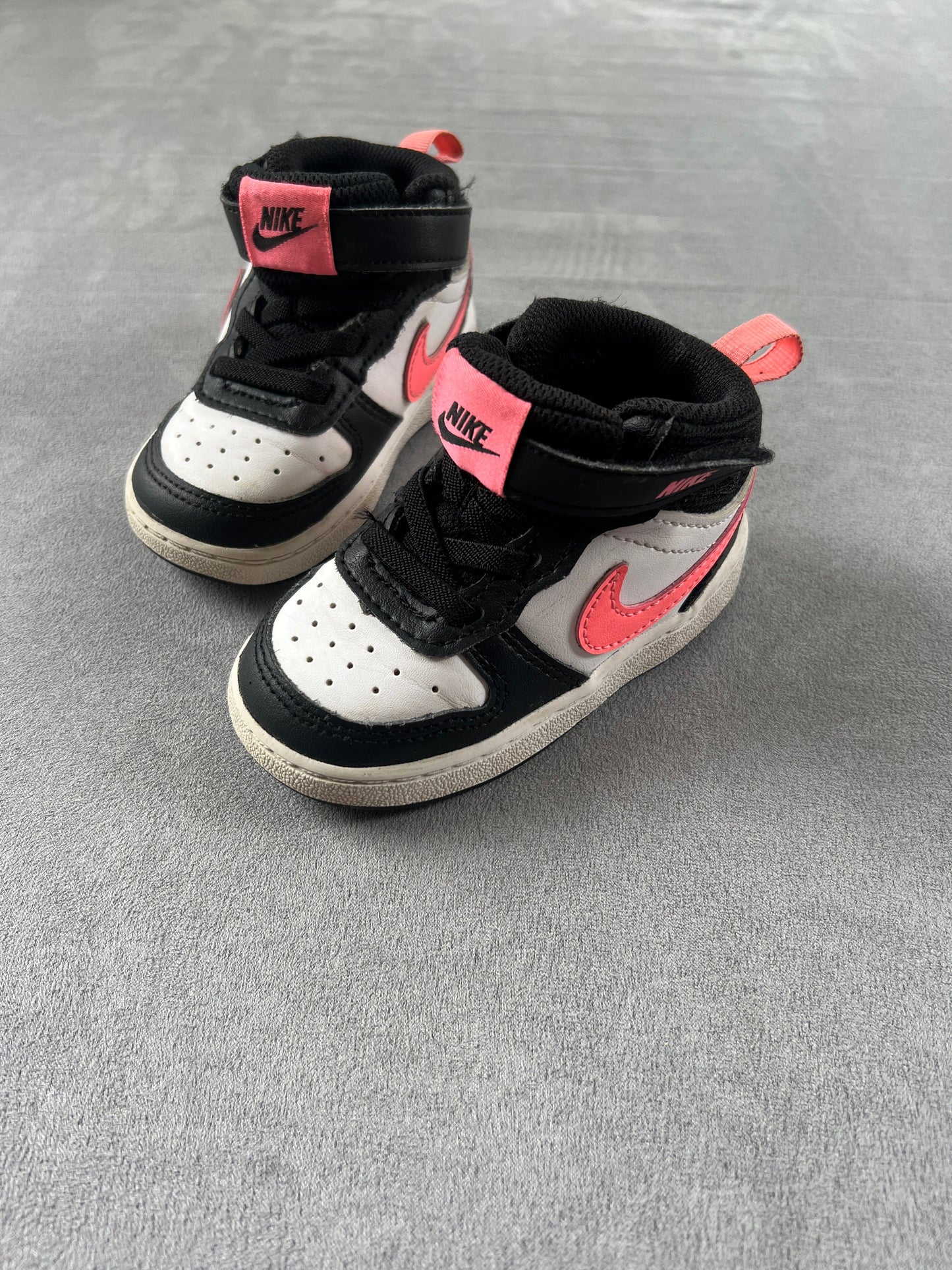 #154 Size 6C Girls Nike high tops, VGUC