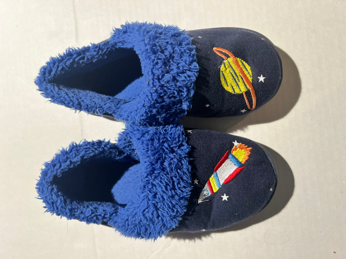 #95 Boys Slippers - 11/12