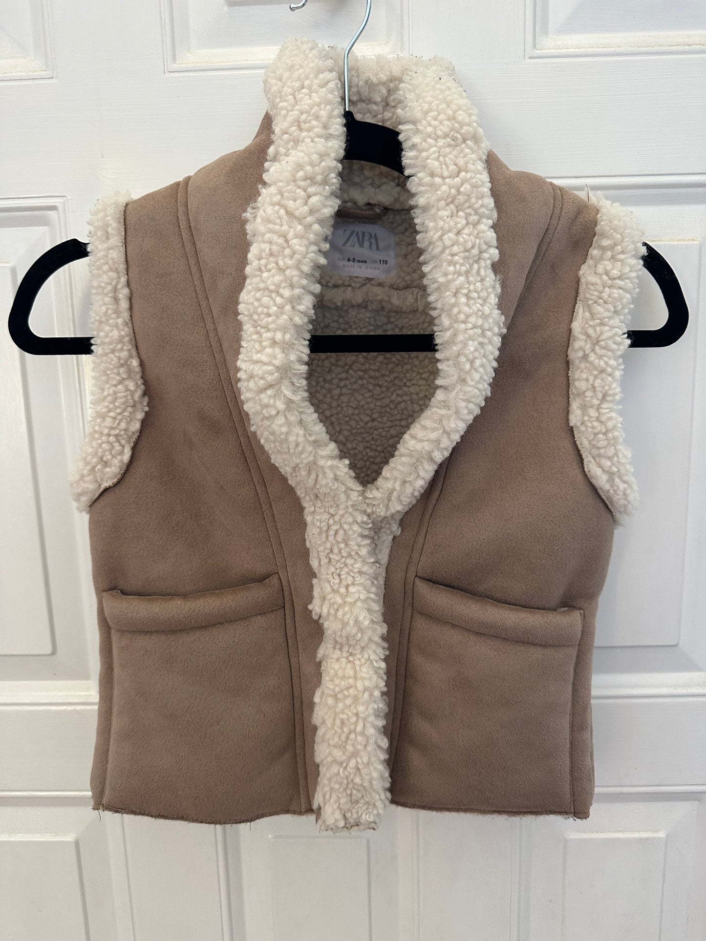 #133 Zara Girls Suede Vest Sz 4-5. perfect for family pictures
