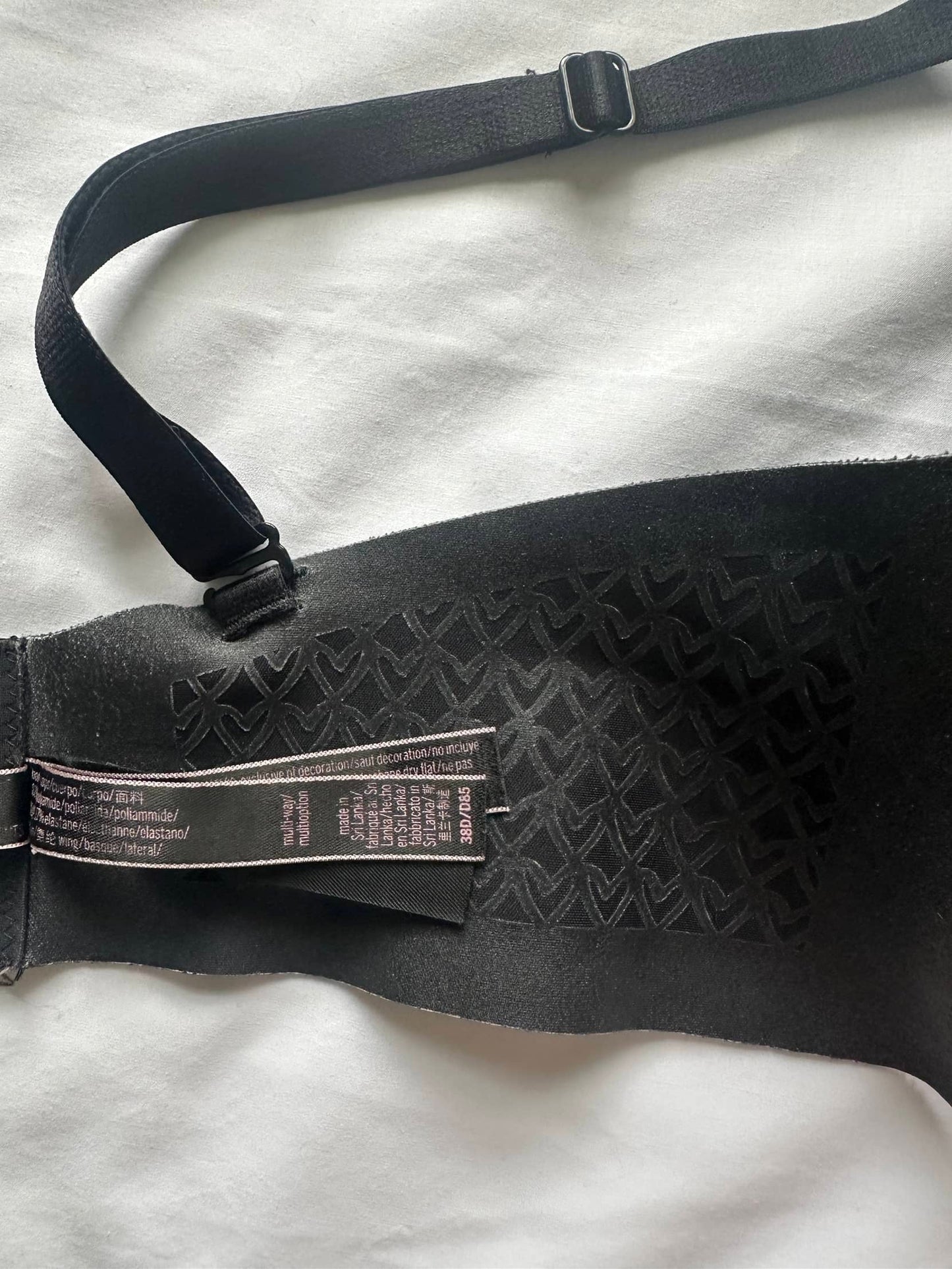 #77 Like New Victoria’s Secret Bra with Underwire, 38D