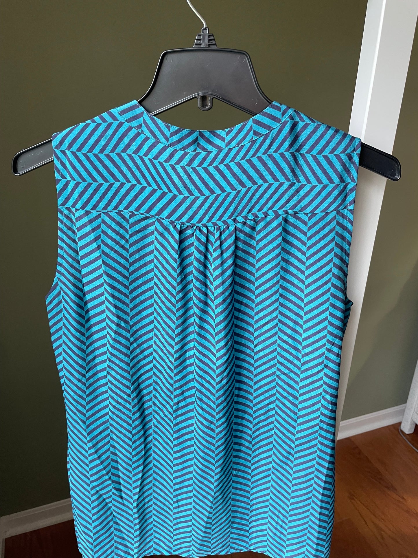 #42 REDUCED Banana Republic Women's Size Small Silk Sleeveless Blouse