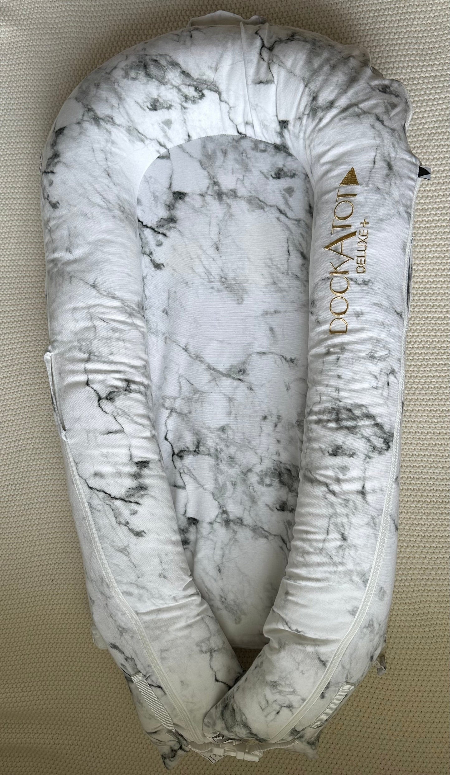 #93 Dockatot Deluxe Black & White