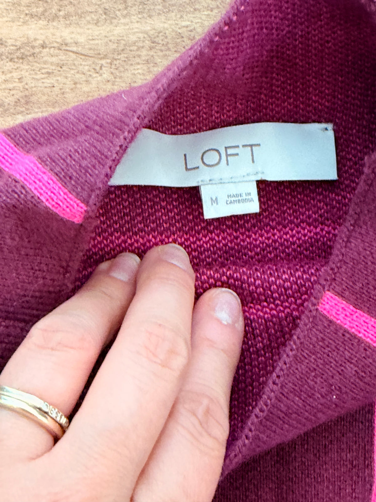 #99 women’s loft maroon and pink sweater size medium