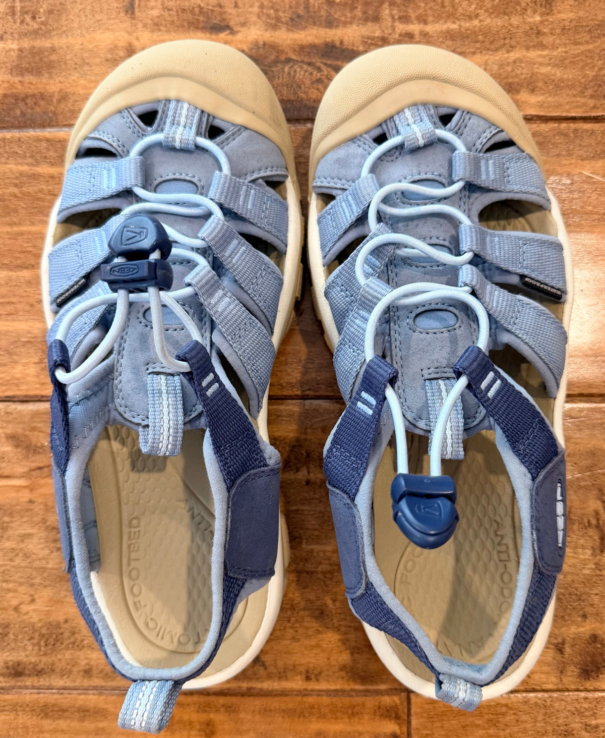 #99 Women’s Keen water sneakers size 7.5 blue