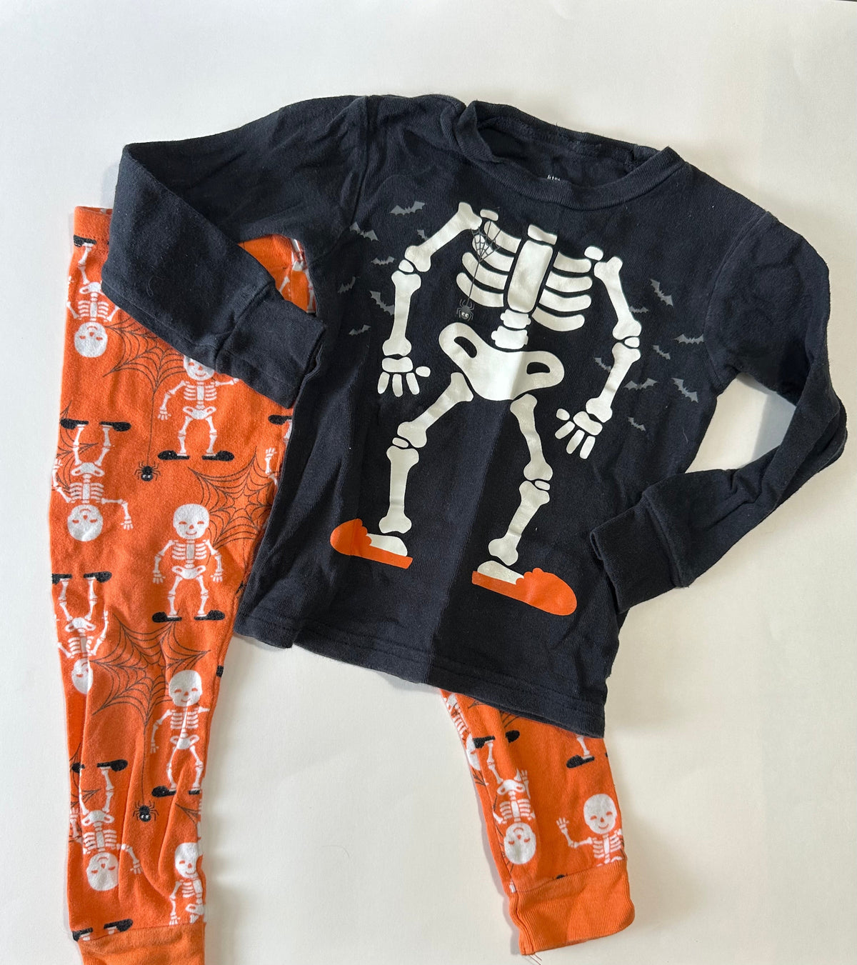 Seller 182. Carters 2T. Halloween pjs