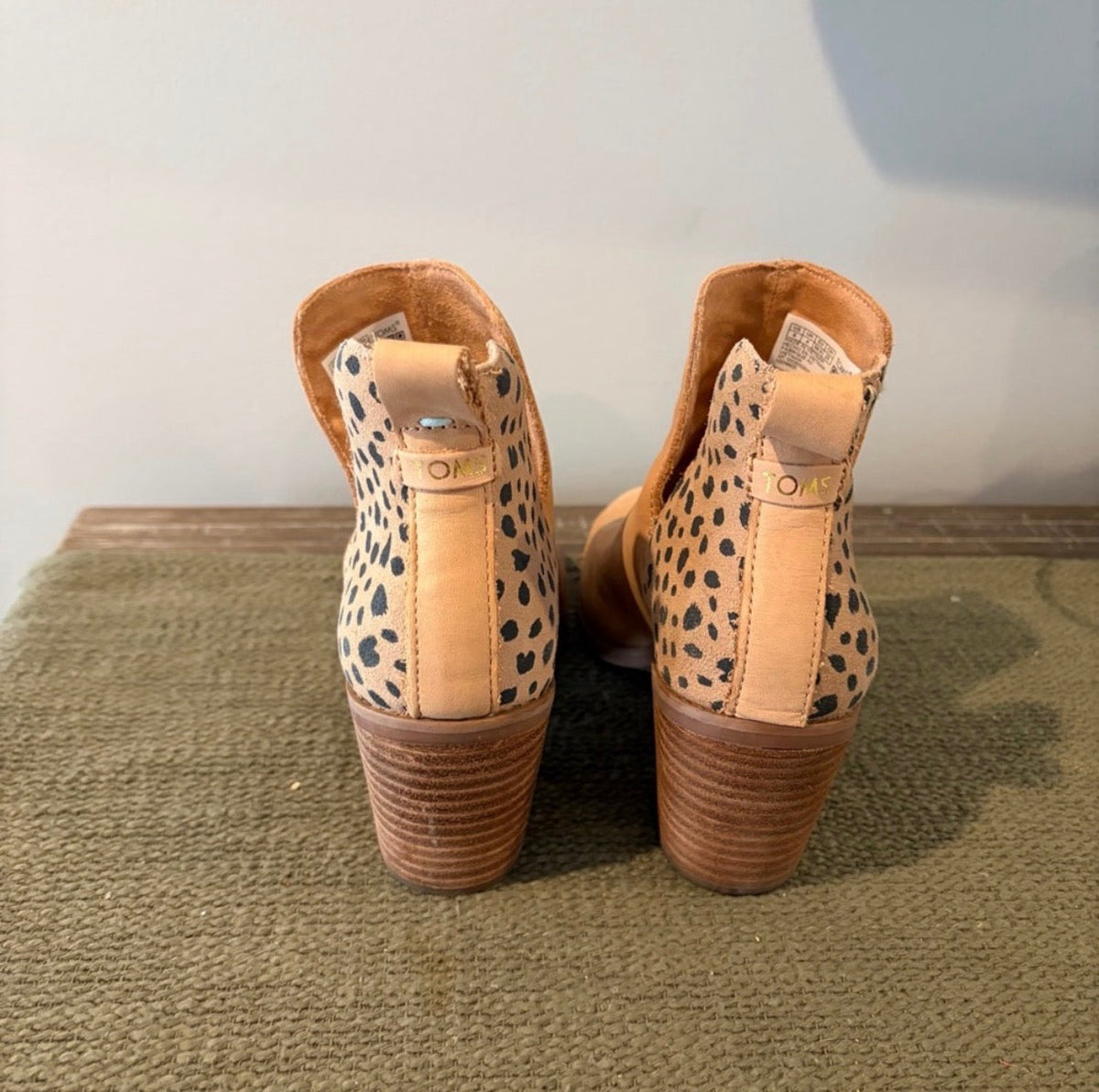 Seller #178 Women’s size 6 Tom’s booties