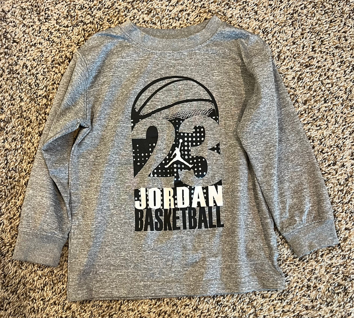 Seller #184 - Boys Size 4 Nike gray shirt