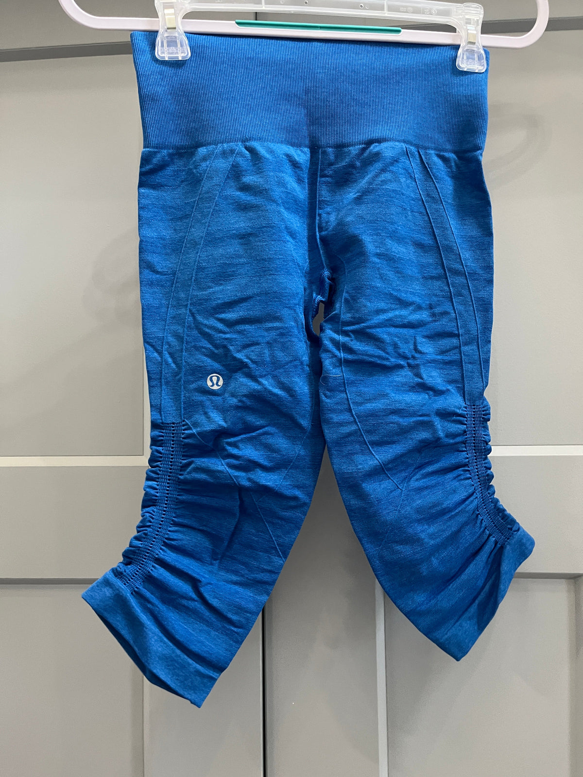 135 LuLu Lemon royal blue striped mid calf capris, size 2, LN