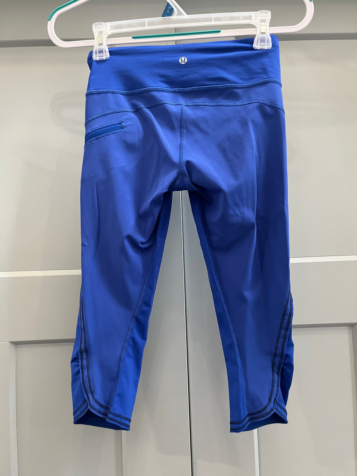 135 LuLu Lemon royal blue with black stitching and zipper pocket on leg mid calf capris, size 2, LN