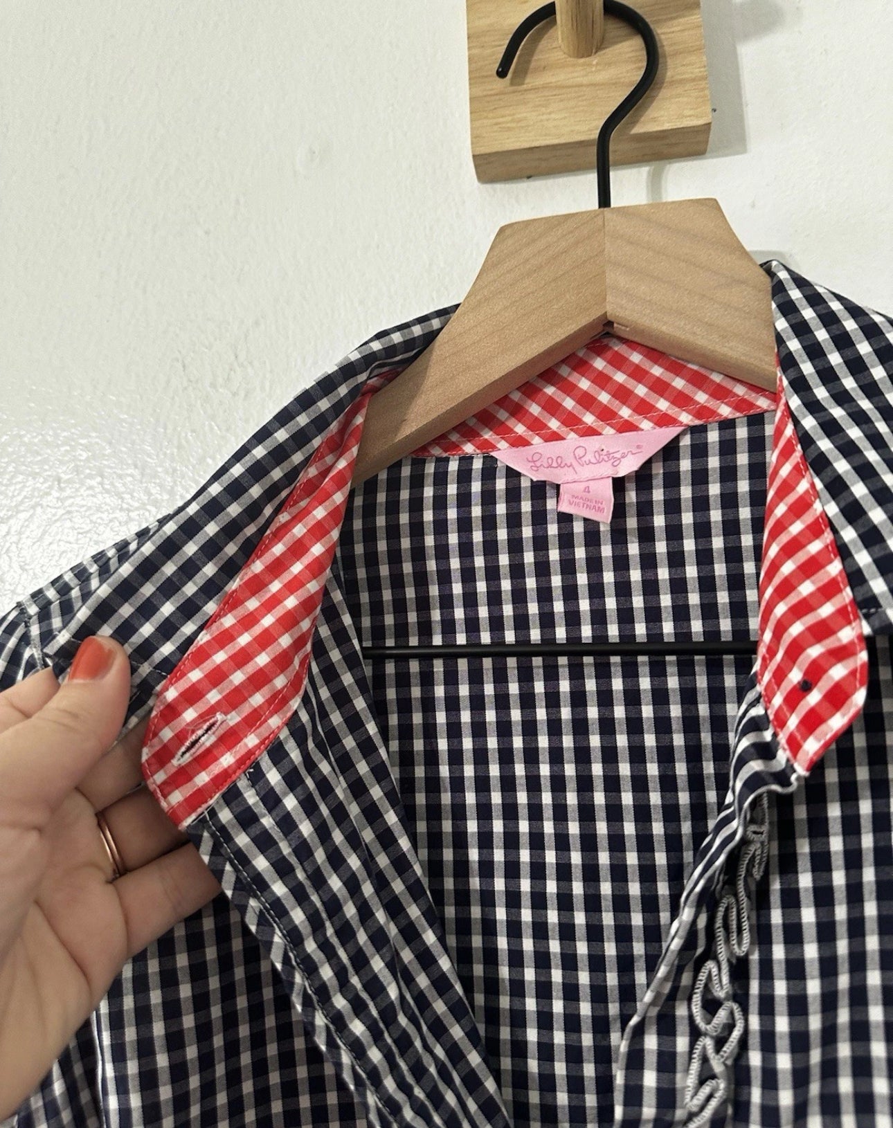 #111 Lilly Pulitzer Gingham Plaid Ruffle Button Down Blouse Size 4 Navy & Red Accents