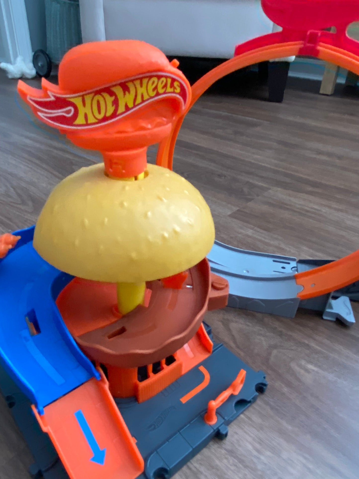 Seller 37 Hot wheels hamburger stand and loop