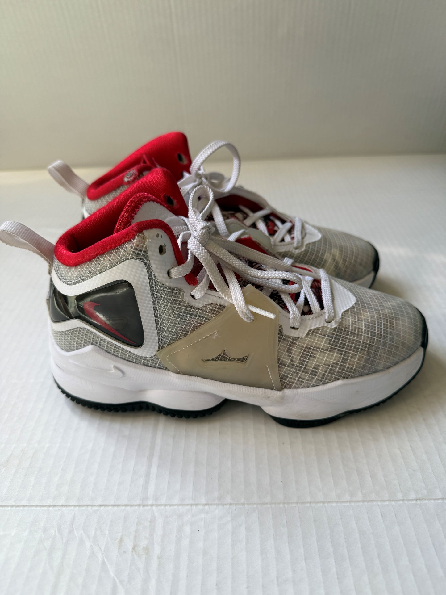 134 Boys Lebron basketball shoes size 2Y