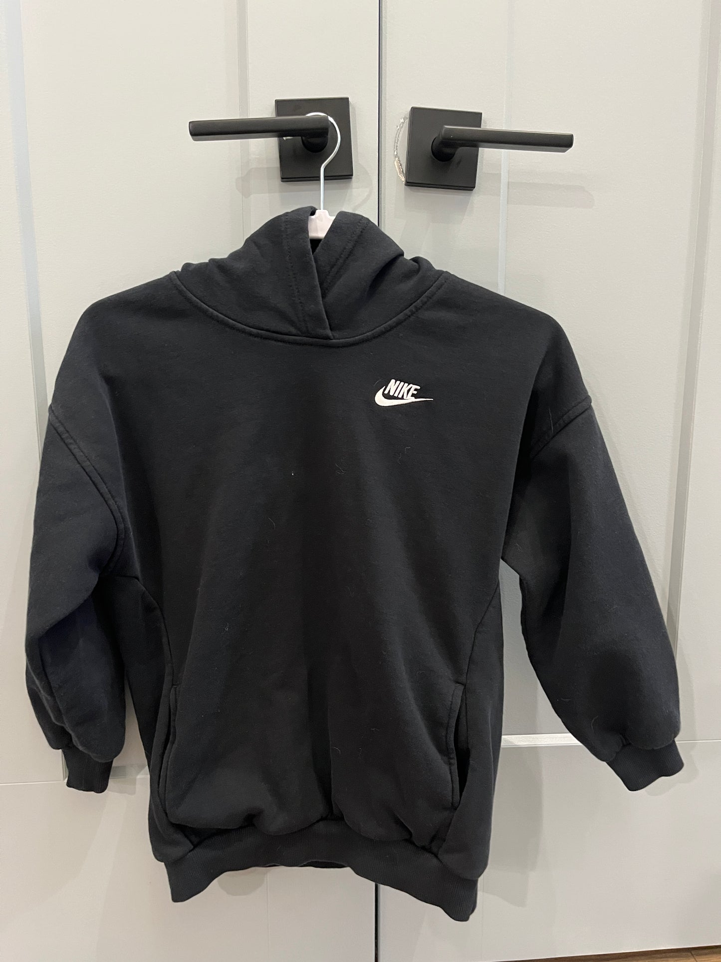 137 Boys Youth S Black Nike hoodie, LN