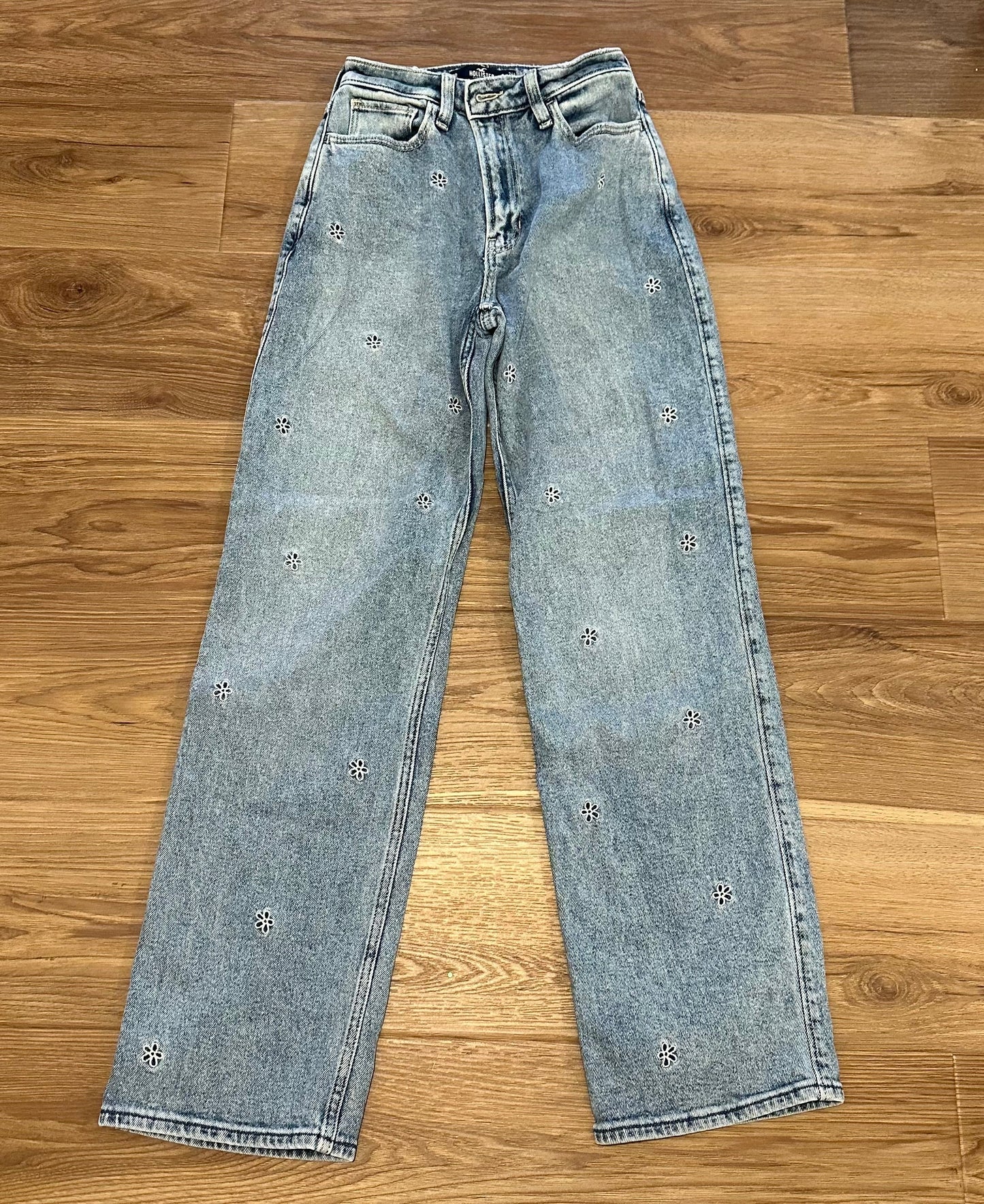 #161 Women’s Size 24 Hollister Straight Jeans (Reduced!)