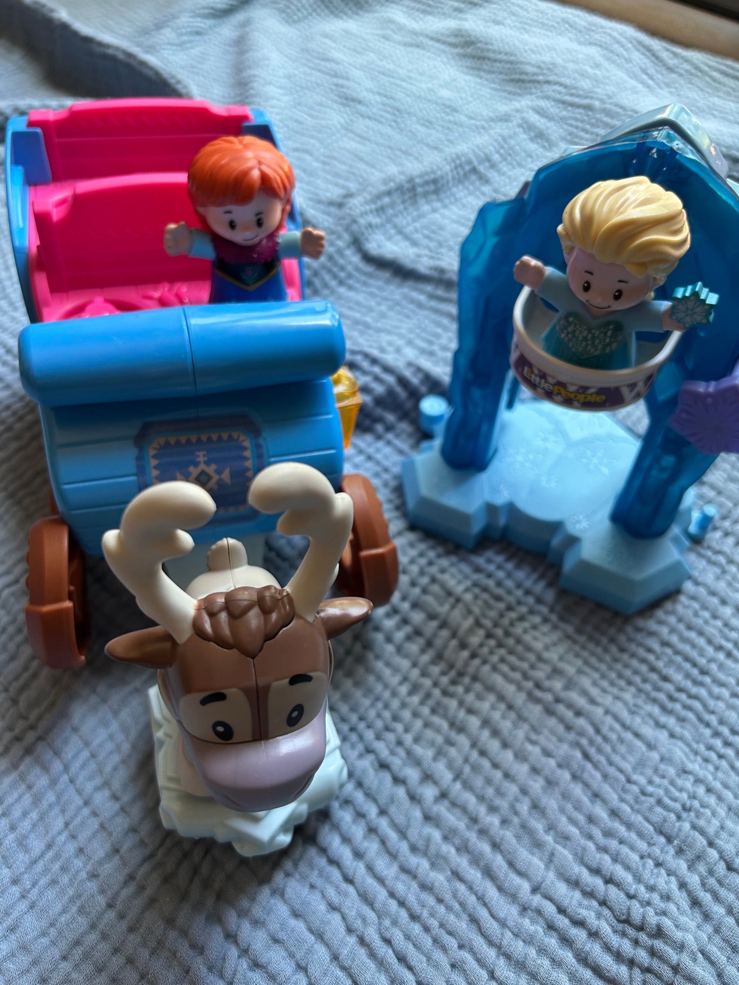 Seller 128 - Fisher Price Little People Frozen bundle