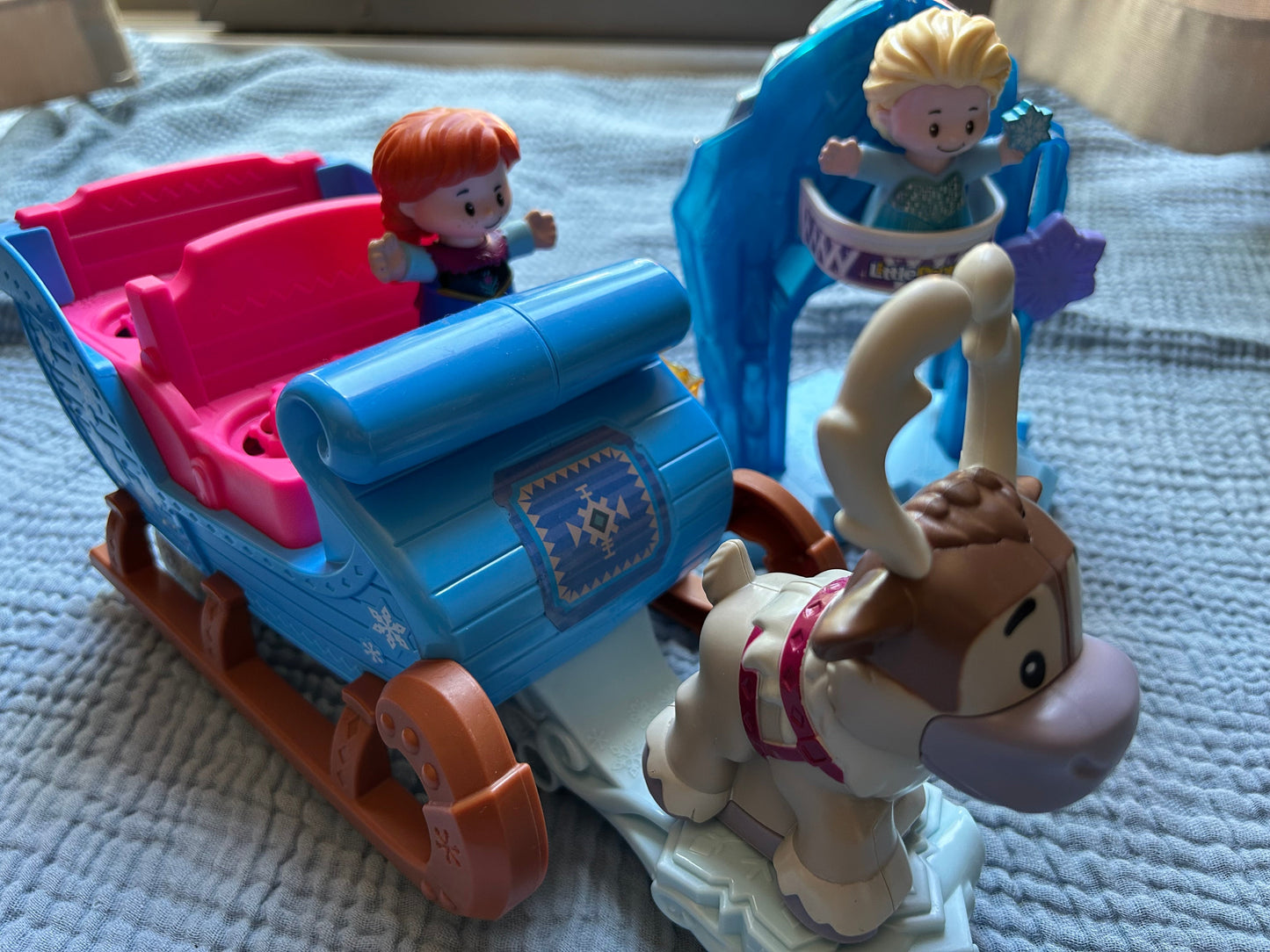 Seller 128 - Fisher Price Little People Frozen bundle