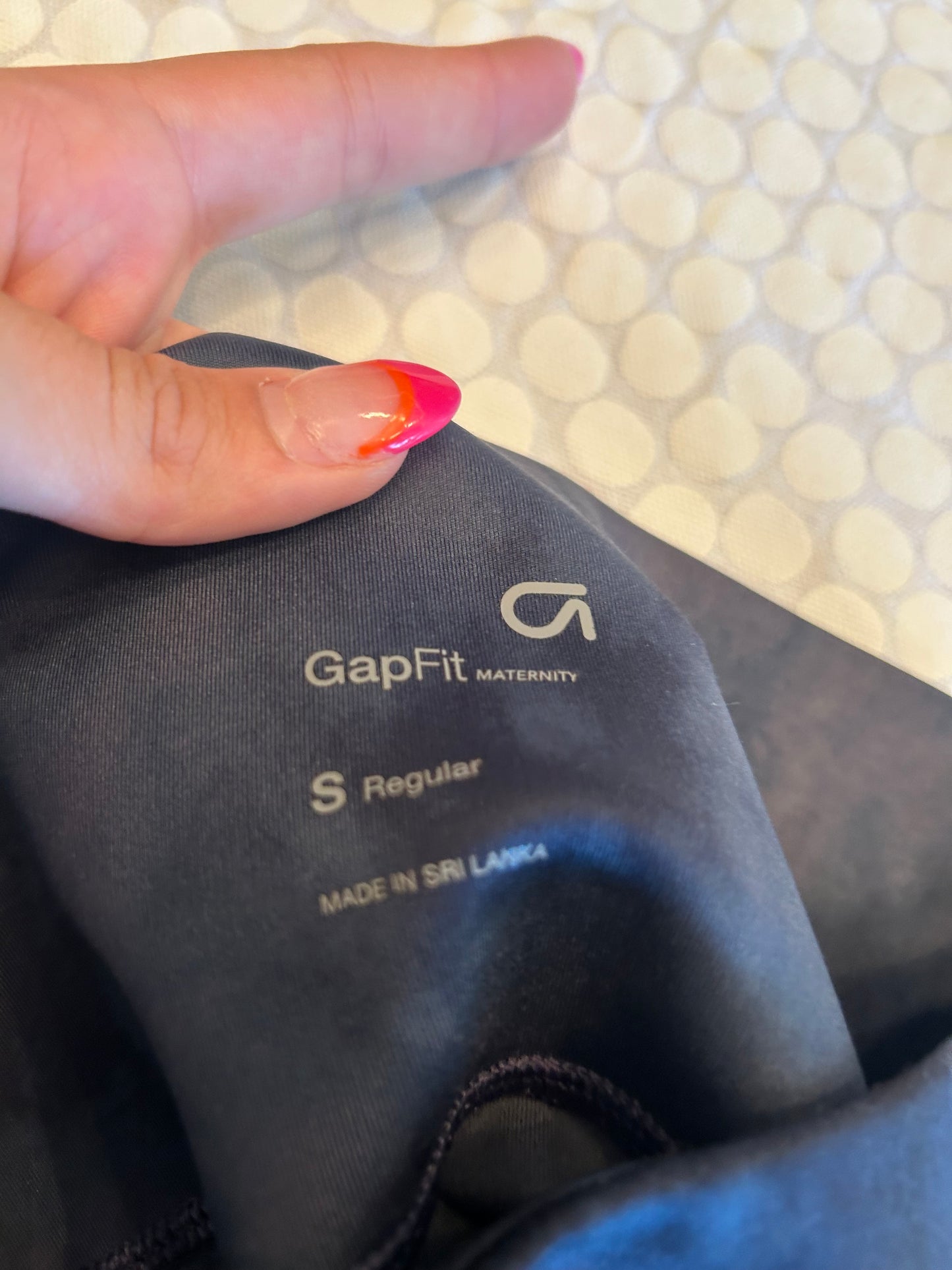 136 EUC Gap Fit Maternity leggings sm