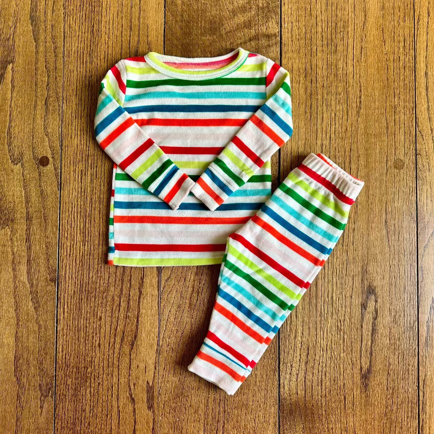 #95 EUC Cat & Jack Snuggly Soft Fleece Rainbow Striped Pajamas, size 12 months