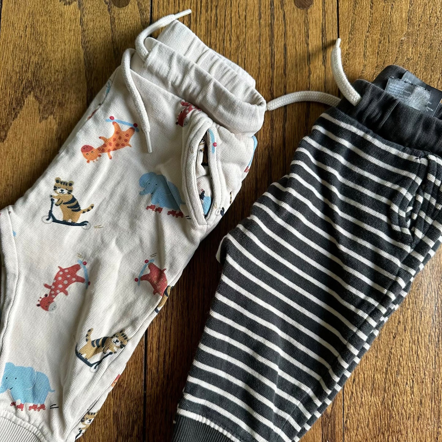 #95 EUC Boys H&M Set of 2 Joggers, Tan Animals and Gray Striped, size 9 months