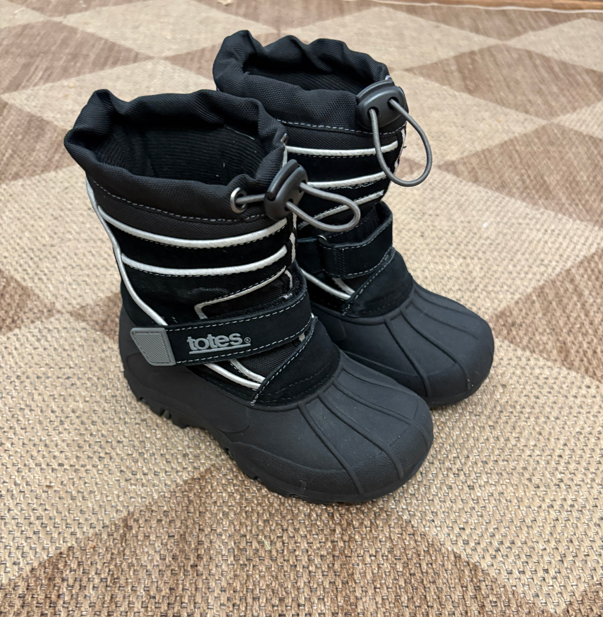 #121 boys/girls 9C Totes black snow boots, EUC