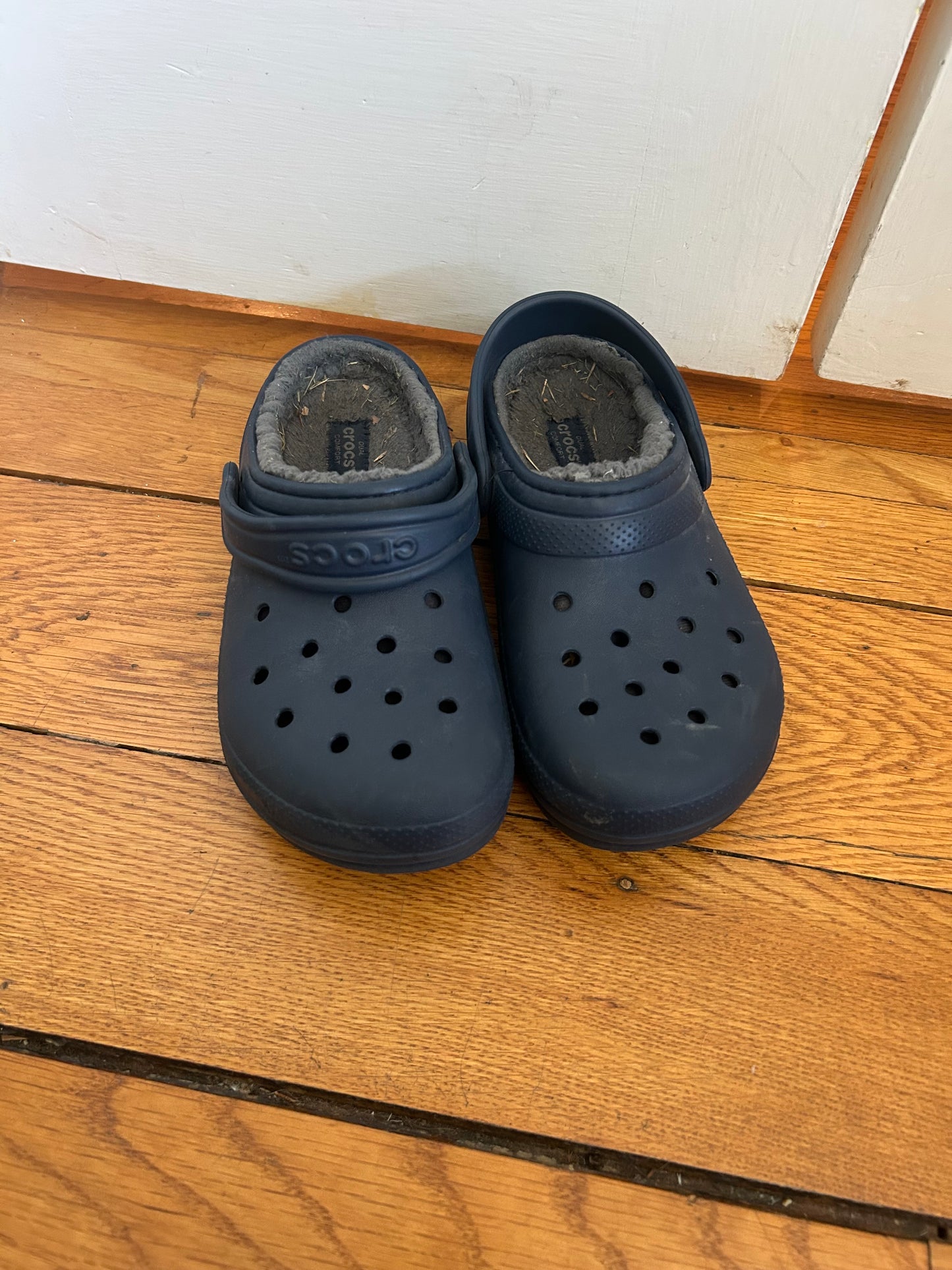 136 EUC Fleece crocs size 3