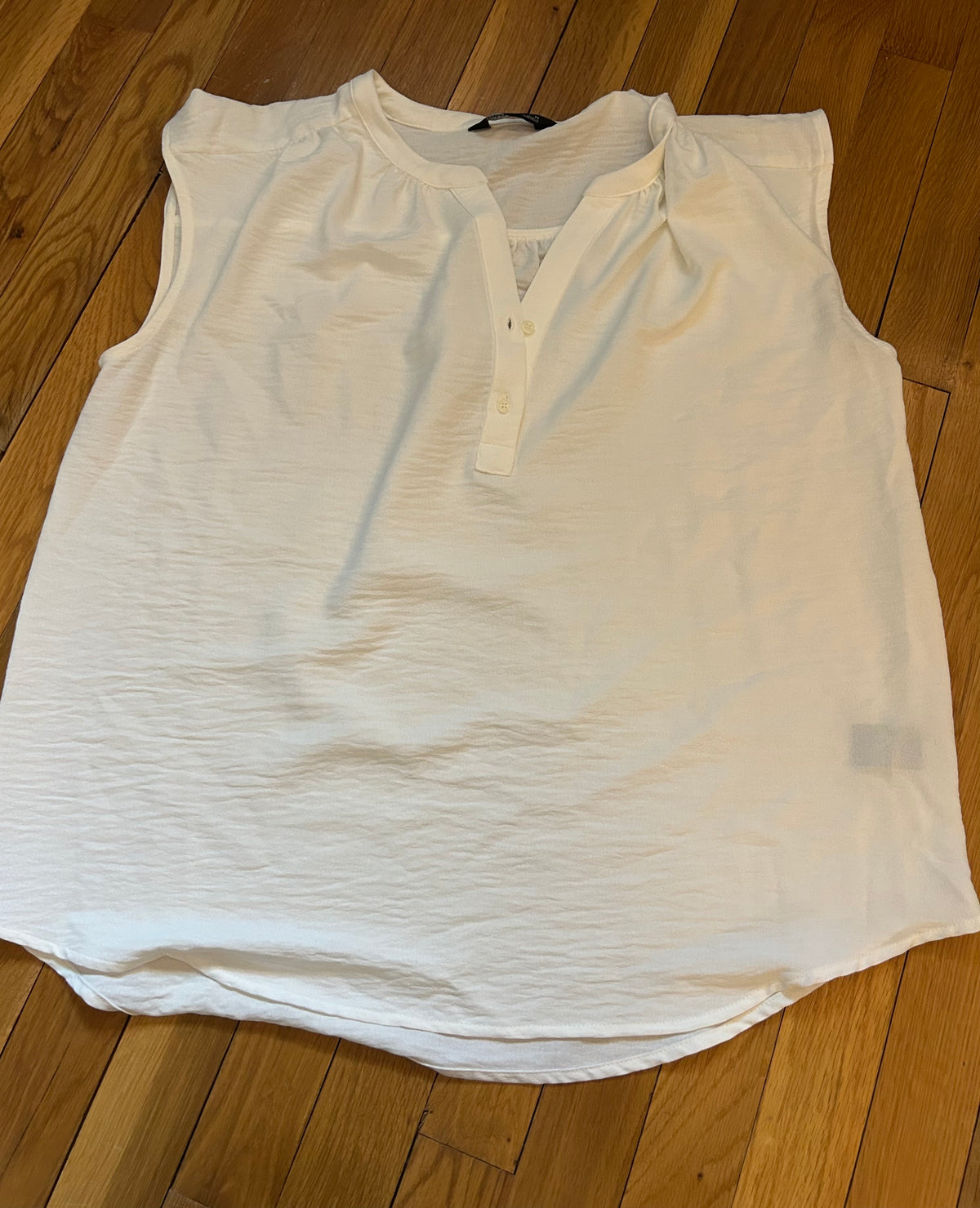 Seller 128 - Simply Vera Women's Medium Shirt