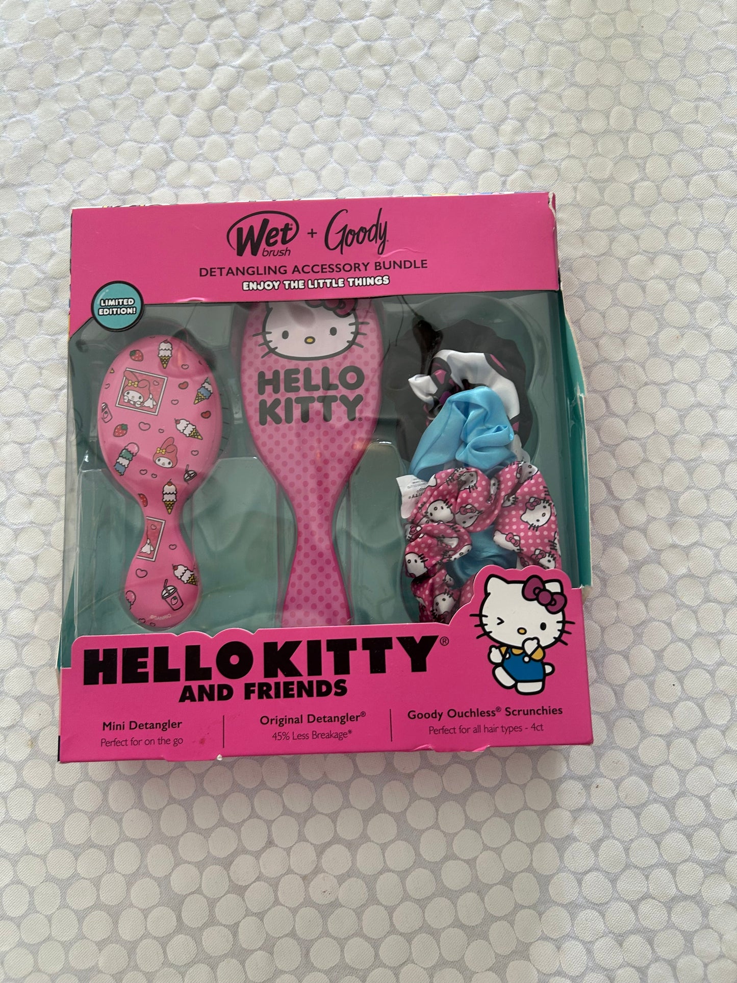 136 NIB Hello Kitty brush set