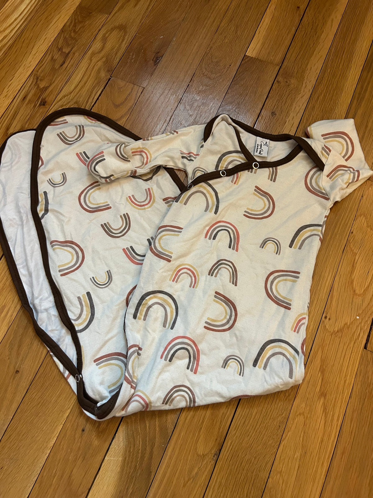Seller 128 - Copper Pearl Neutral Rainbow Snap/Tie Gown Newborn