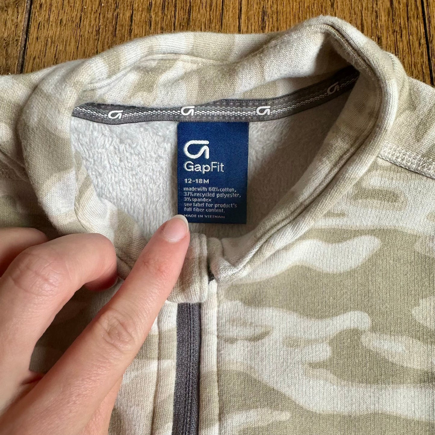 #113 EUC Boys Gap Beige Camo Quarter Zip and Jogger Gapfit Outfit, size 12-18 months