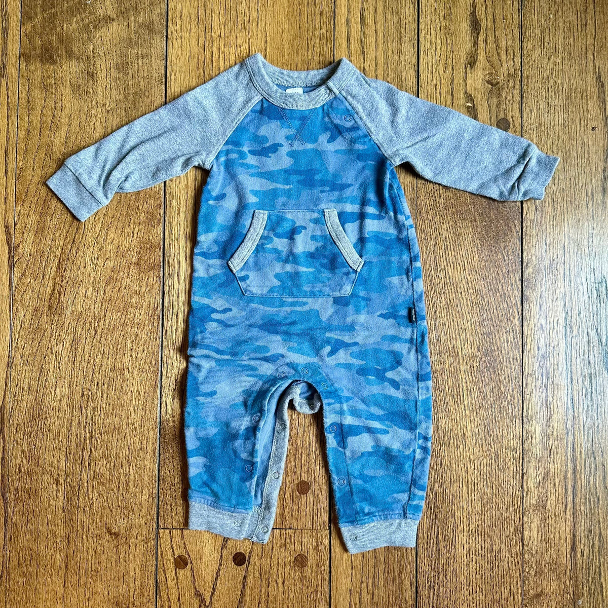 #113 GUC Boys Gap Blue Camo Romper, size 12-18 months