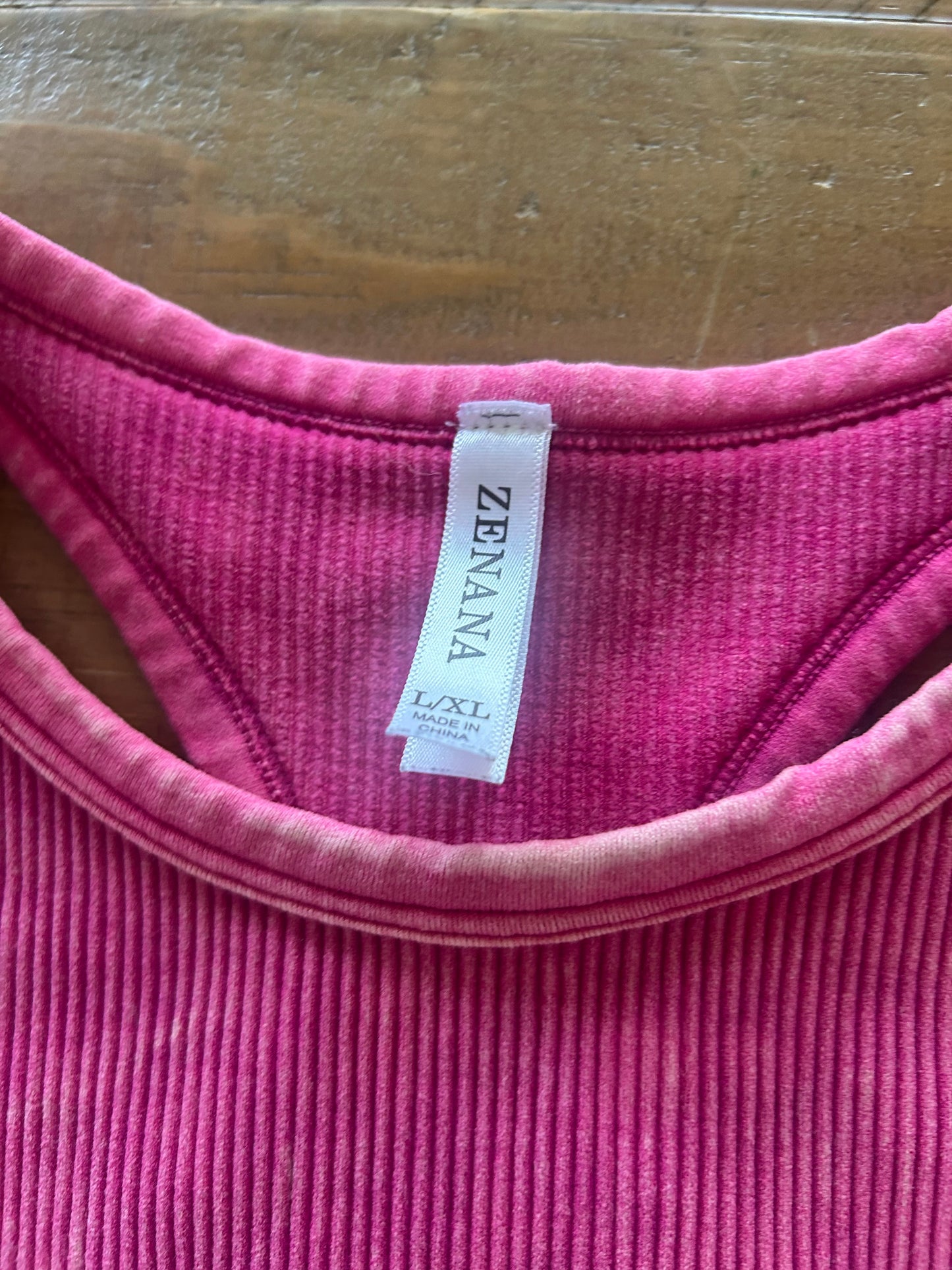 137 Women's L/XL pink workout top
