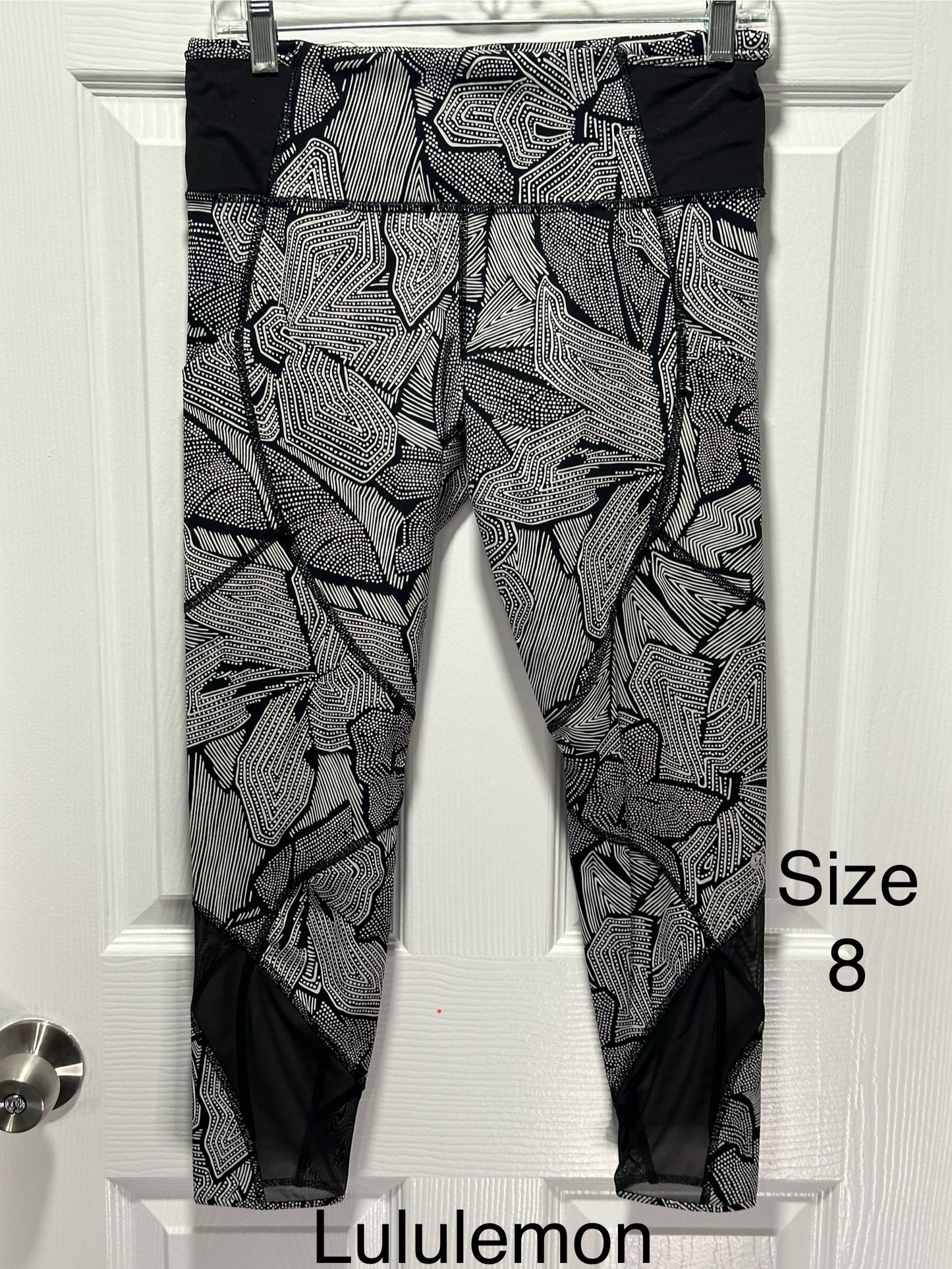 #186 Lululemon Pace Rival Crop - Women's 8 - EUC
