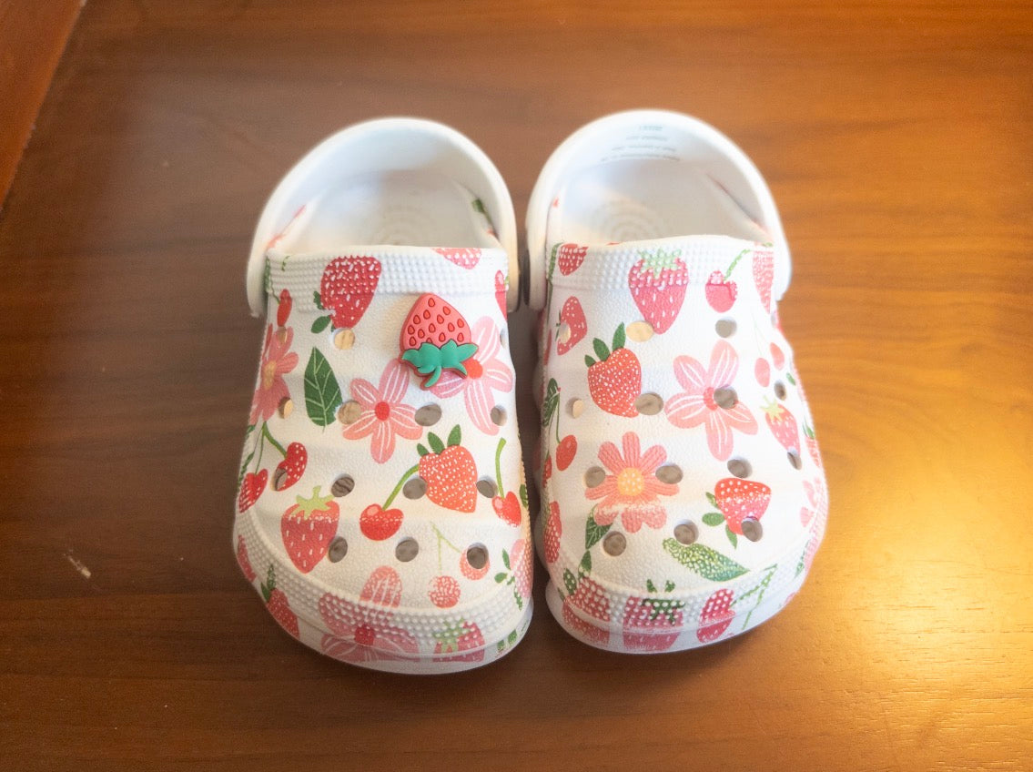 #36- Girls strawberry crocs size 4 GUC