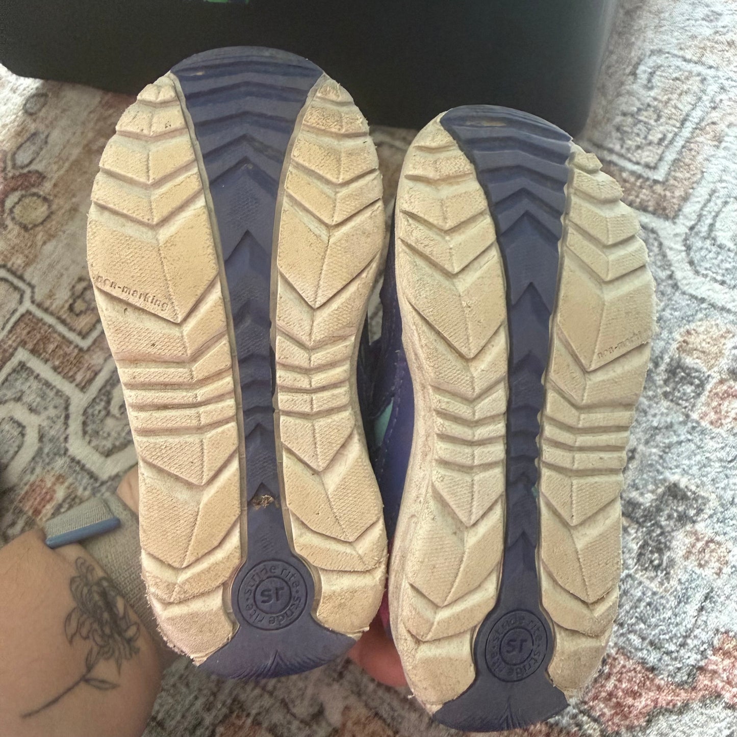 #140- Size 7.5 Striderite Shoes