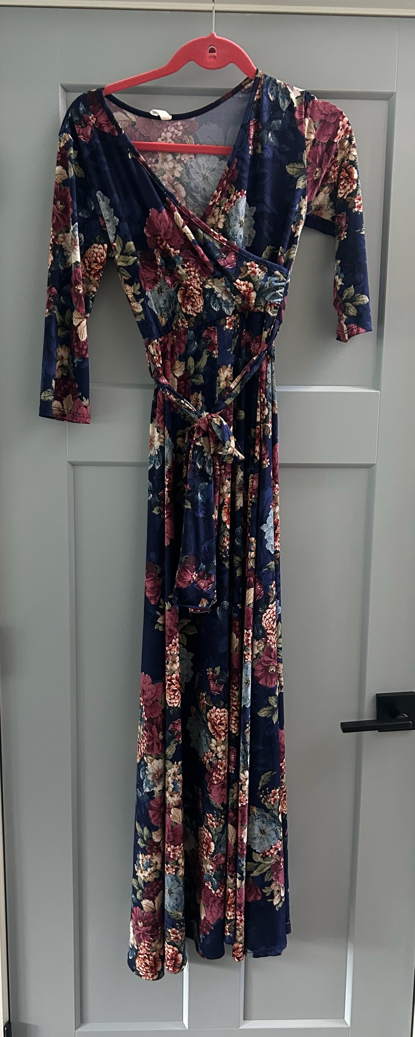 136 EUC maternity maxi dress size small