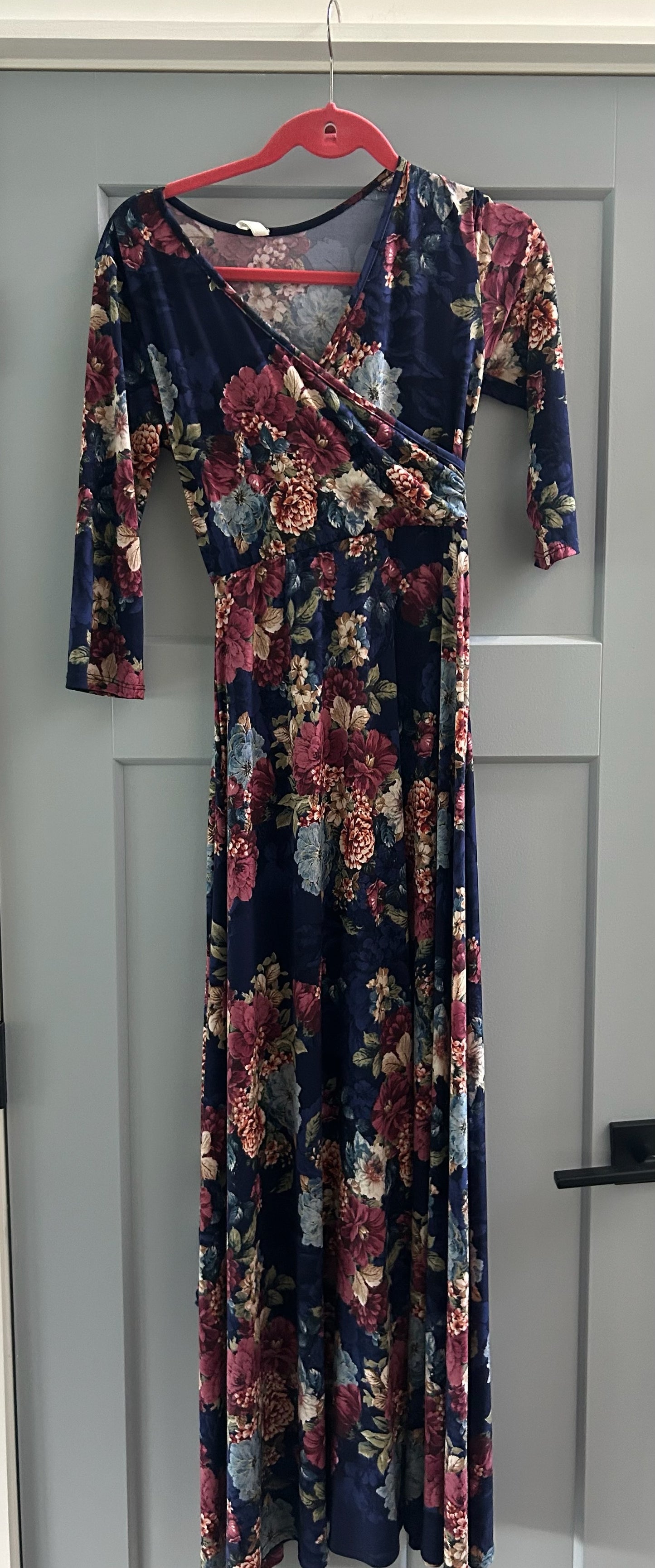 136 EUC maternity maxi dress size small