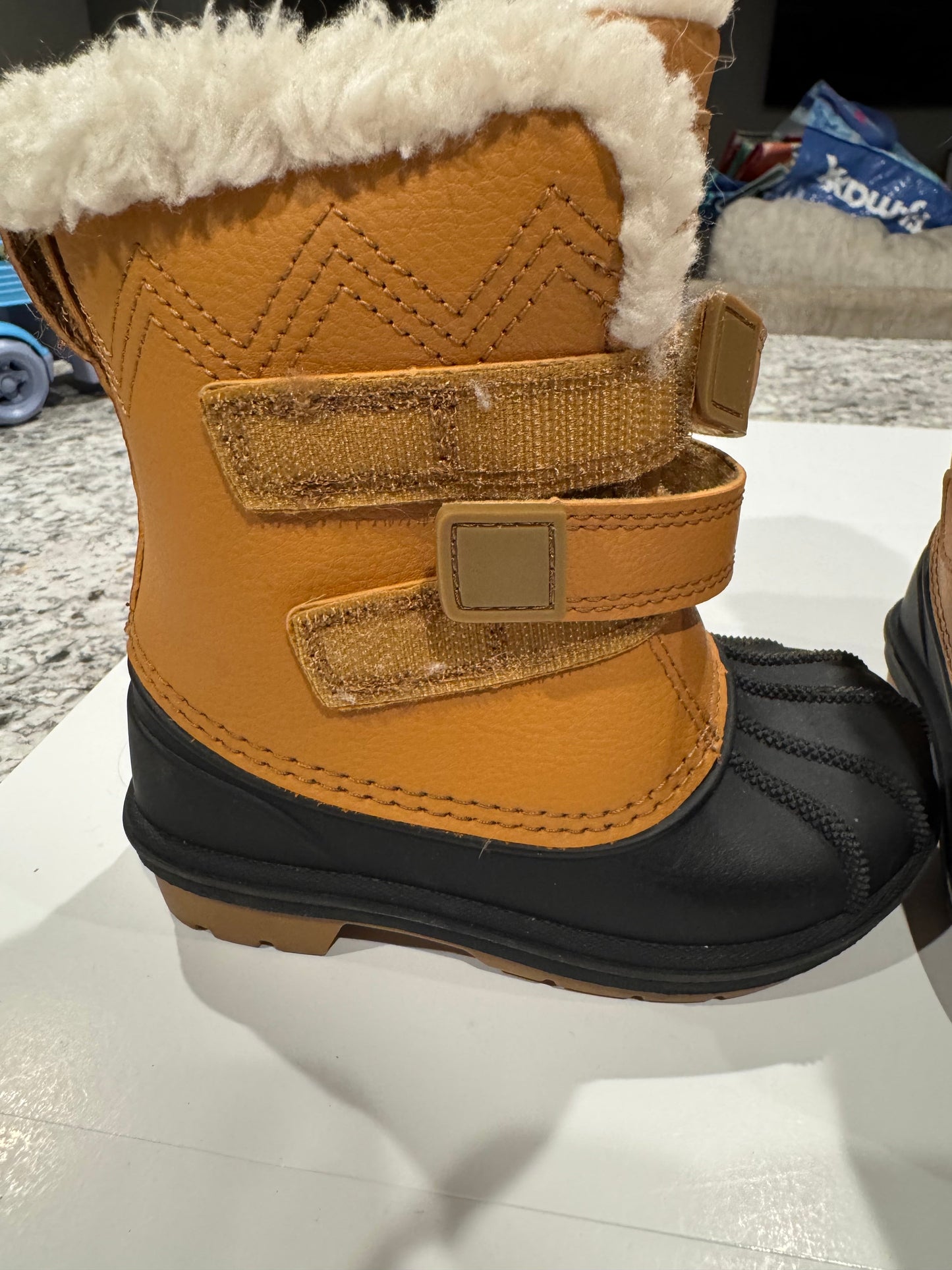 #107 Cat & Jack Snowboots 8C