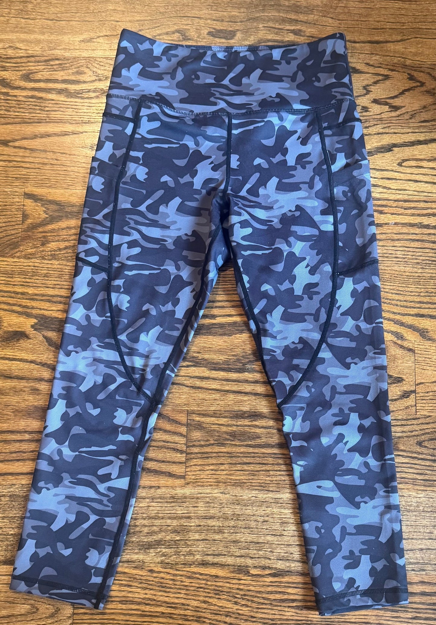 Seller #172 Zyia Women’s Black Camo Pocket Light n Tight Hi-rise 7/8 24" Size 6-8 (m)