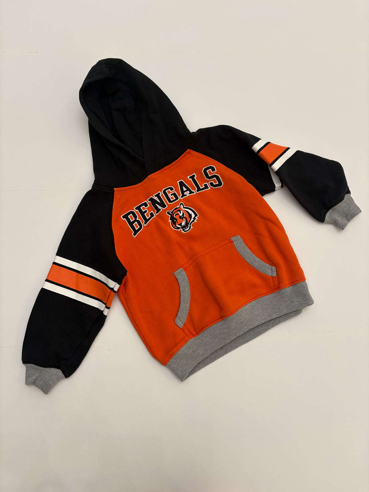 #121 boys/girls 5/6 (medium) Bengals hooded sweatshirt, VGUC